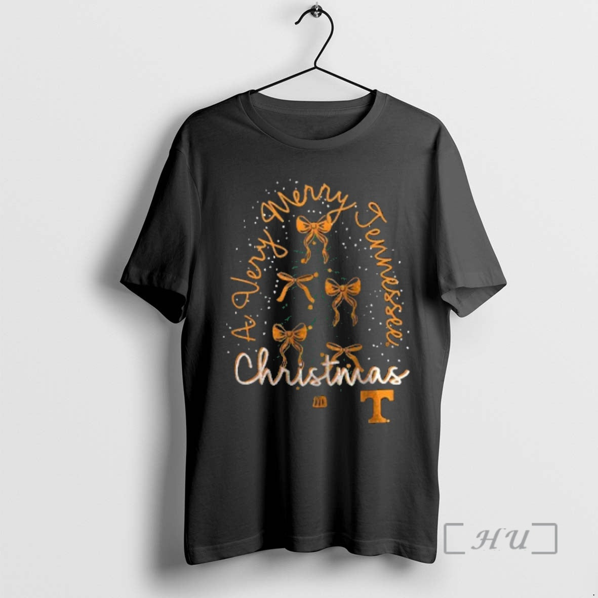 Officials A Very Merry Tennessee Volunteers Christmas Tree Bow T-Shirts, Hoodie, Sweatshirt | InkNestWear.com