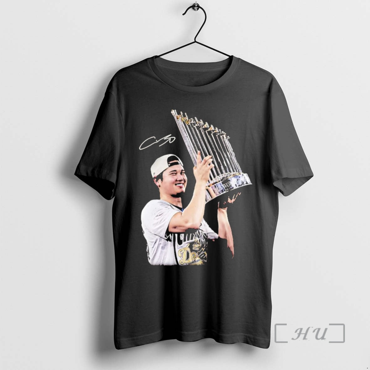 Officials Shohei Ohtani Holding 2025 World Series Trophy T-Shirts, Hoodie, Sweatshirt | InkNestWear.com