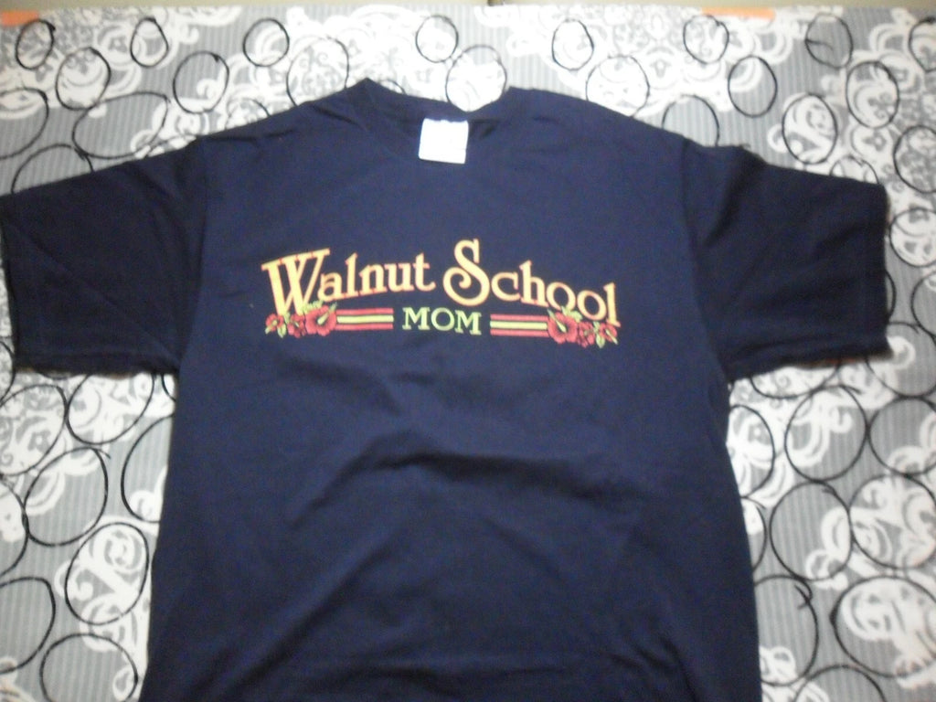 Medium NWOT  Walnut School Mom  T Shirt