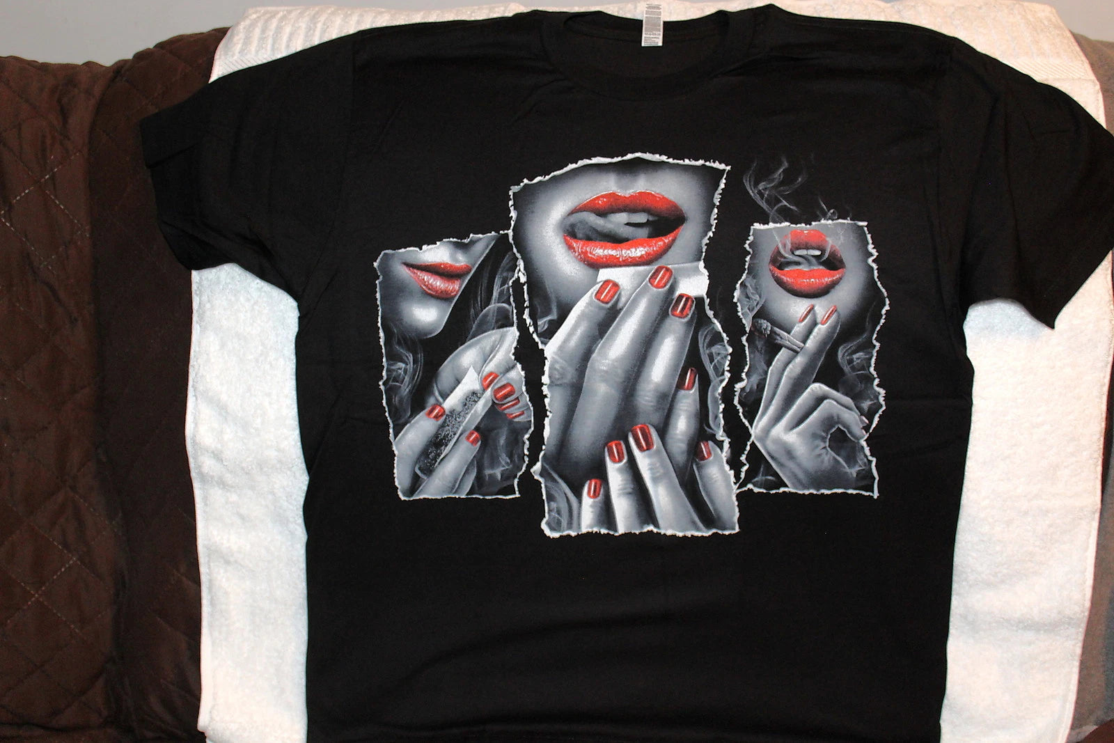 WOMAN ROLLING JOINT CIGARETTE LIPS LADY T-SHIRT