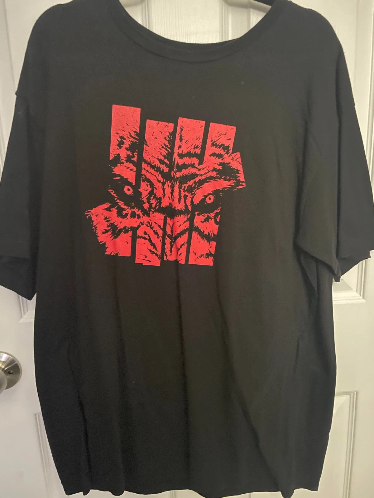 Undefeated T Shirt Men's Size XL Black and Red Wolf Strike Tee